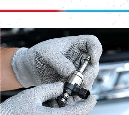 Especialista revisando un inyector de combustible